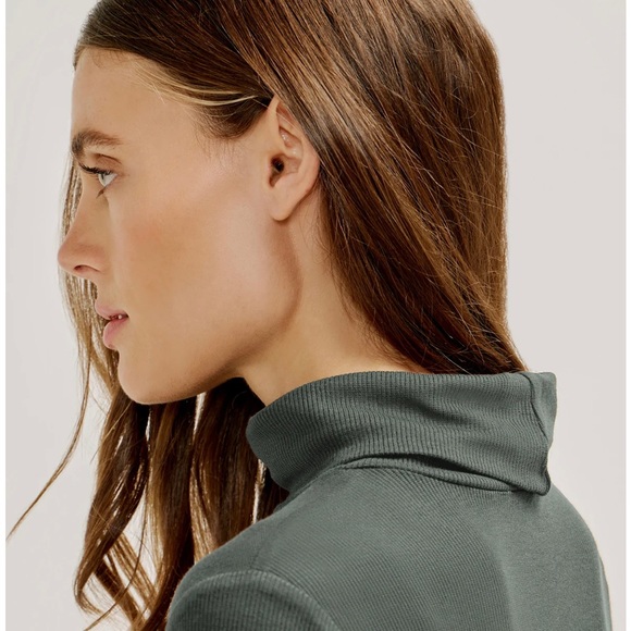 Beautiful THREE DOTA RIBBED turtleneck - Picture 3 of 3